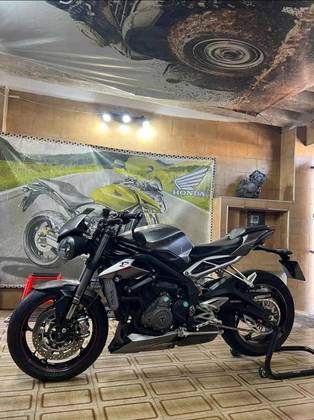 TRIUMPH STREET TRIPLE 765 RS 